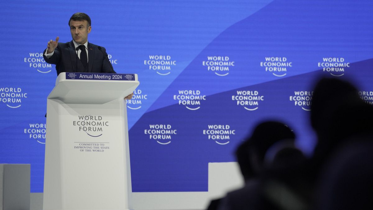 Emmanuel Macron prononce son discours lors de la réunion annuelle du Forum économique mondial à Davos, en Suisse, mercredi 17 janvier 2024.