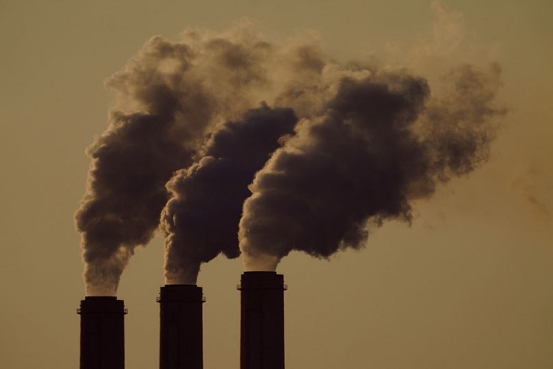 Les émissions s'élèvent des cheminées d'une centrale électrique au charbon, près d'Emmett, Kansas, septembre 2021.