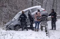 Разбитый автомобиль на проселочной дороге недалеко от Франкфурта, Германия, 18 января 2024 г.