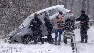Разбитый автомобиль на проселочной дороге недалеко от Франкфурта, Германия, 18 января 2024 г.