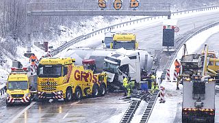 In Deutschland hat der starke Schneeregen Glatteis auf den Autobahnen verursacht. Zahlreiche Menschen standen im Stau. 