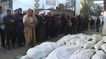 فلسطينيون يصلون صلاة الجنازة على أفراد عائلة الزاملي الذين قتلوا في القصف الإسرائيلي 