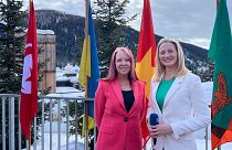 Η Angela Barnes του Euronews με τη Regina Mayor, Global Head of Clients and Markets της KPMG International, στη σύνοδο κορυφής του Παγκόσμιου Οικονομικού Φόρουμ στο Νταβός 2024.