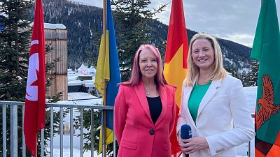 La directora global de Clientes y Mercados de KPMG International, Regina Mayor, junto con la corresponsal de Euronews, Angela Barnes, en el Foro de Davos, enero de 2024.