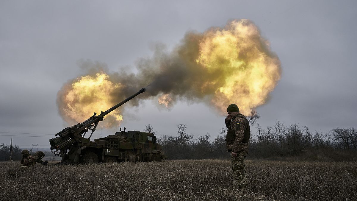 Украинские солдаты стреляют из самоходной гаубицы французского производства CAESAR по российским позициям в районе Авдеевки, Донецкая область Украины.