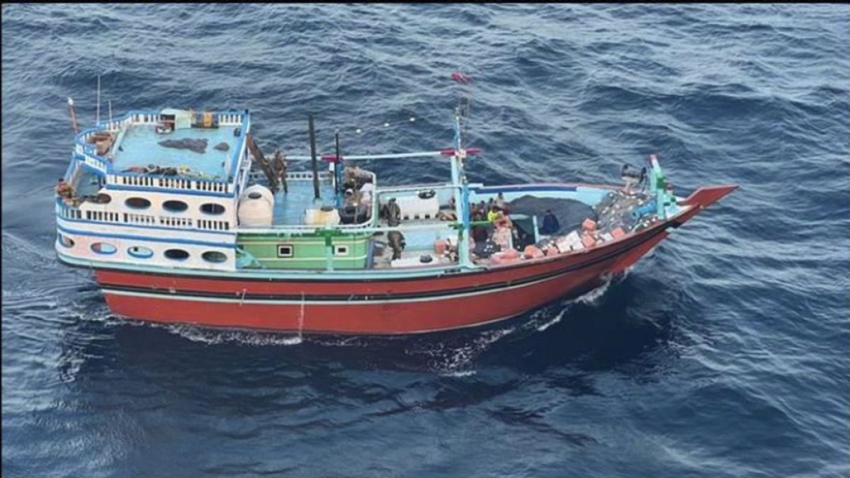 La foto rilasciata dal Comando centrale dell'esercito Usa, mostra l'imbarcazione che trasportava componenti missilistici di fabbricazione iraniana destinati agli Houthi  