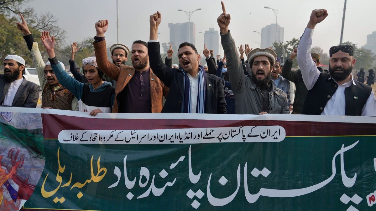 اعضای مسلمان طلباء محاذ پاکستان در تظاهراتی برای محکوم کردن حمله ایران در منطقه مرزی پاکستان در اسلام آباد پاکستان، پنج شنبه ۱۸ ژانویه 