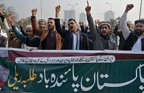 اعضای مسلمان طلباء محاذ پاکستان در تظاهراتی برای محکوم کردن حمله ایران در منطقه مرزی پاکستان در اسلام آباد پاکستان، پنج شنبه ۱۸ ژانویه 