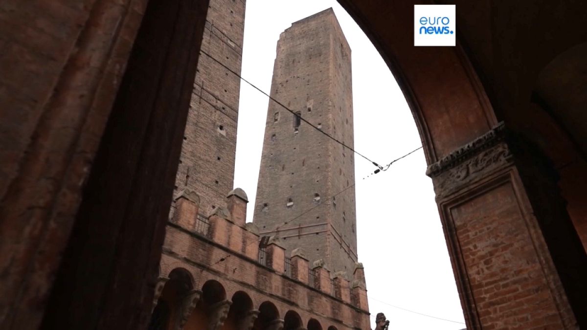 Les "deux tours" surplombant la ville de Bologne