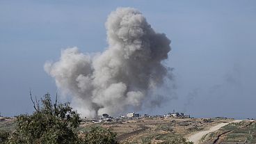 دخان يتصاعد بعد قصف إسرائيلي على قطاع غزة، كما يظهر من جنوب إسرائيل، 18 يناير 2024