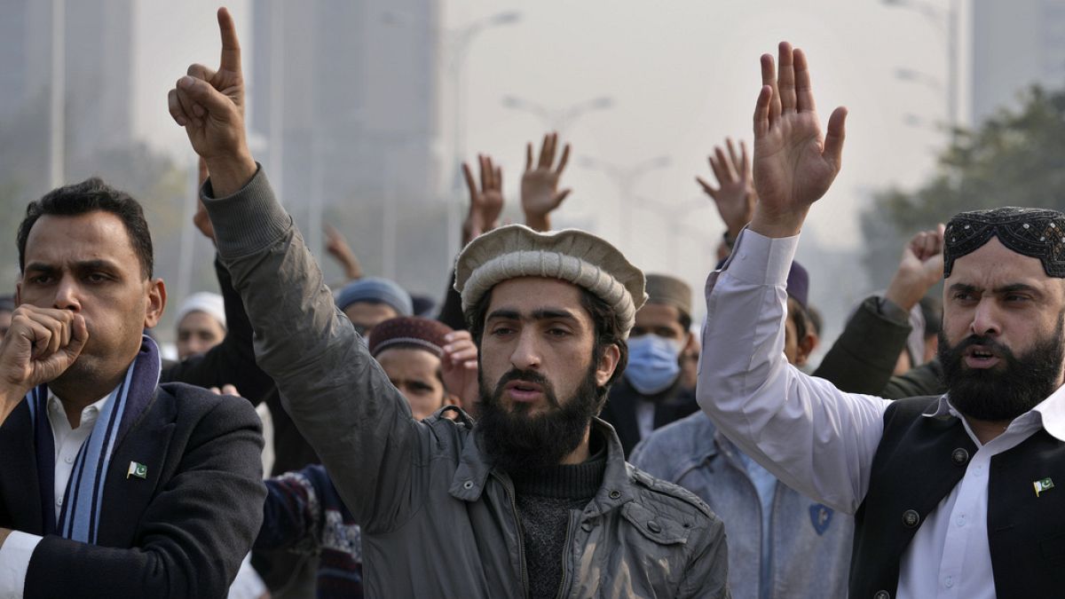 Mitglieder der muslimischen Talba Mahaz Pakistan bei Protesten gegen den iranischen Angriffs im pakistanischen Grenzgebiet am Donnerstag in Islamabad, Pakistan.