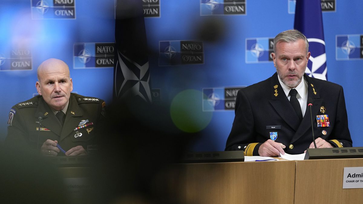 El presidente del Comité Militar de la OTAN, Rob Bauer, y el comandante supremo aliado en Europa, Christopher Cavoli, en la sede de la OTAN, Bruselas, el 18 de enero de 2024.