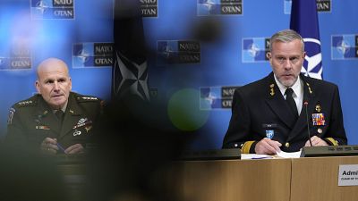 El presidente del Comité Militar de la OTAN, Rob Bauer, y el comandante supremo aliado en Europa, Christopher Cavoli, en la sede de la OTAN, Bruselas, el 18 de enero de 2024.