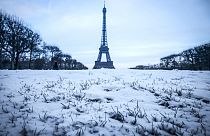 Paris está coberta pela neve, estes dias.