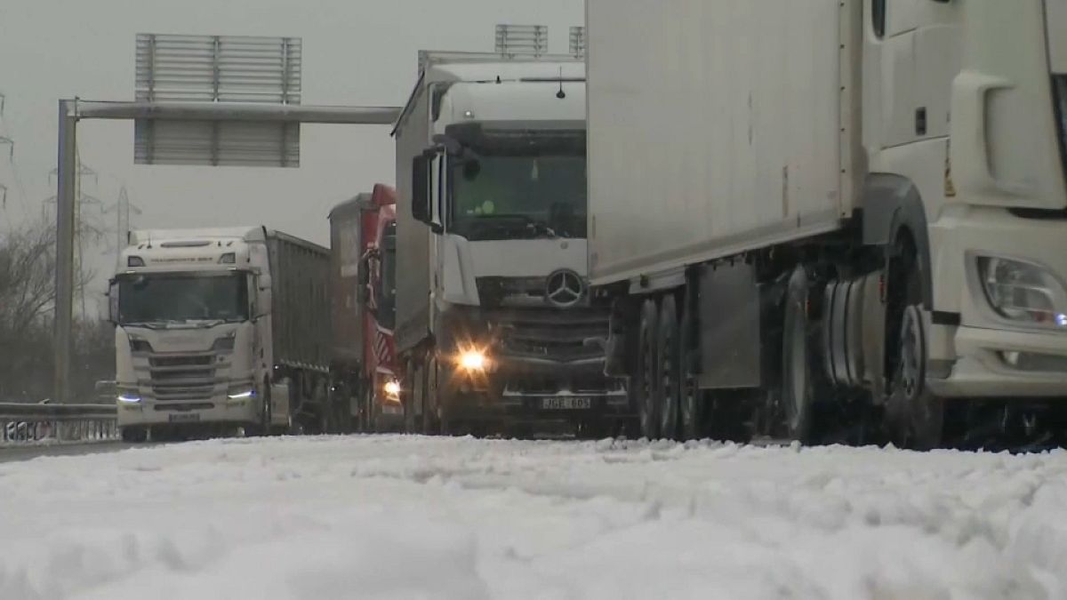 Verkehrsprobleme wegen Schnee und Eis in Frankreich und Belgien