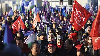 Trabajadores del sector público caminan desde el piquete en el Hospital Royal Victoria hasta una manifestación en Belfast, Irlanda del Norte, el 18 de enero de 2024.