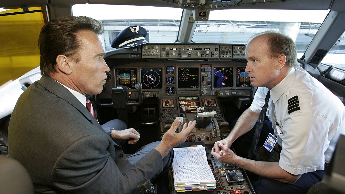  أرنولد شوارزنيغر عندما كان حاكم كاليفورنيا يتحدث مع طيار داخل قمرة القيادة في مطار سان فرانسيسكو الدولي. 2008/11/14