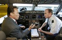  أرنولد شوارزنيغر عندما كان حاكم كاليفورنيا يتحدث مع طيار داخل قمرة القيادة في مطار سان فرانسيسكو الدولي. 2008/11/14