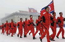 Βορειοκορεάτες αξιωματούχοι στη χιονισμένη κεντρική πλατεία της Πιονγιάνγκ συμμετέχουν σε εκδήλωση για την ημέρα του αθλητισμού