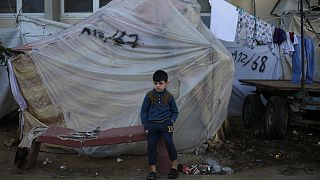 طفل فلسطيني يحتمي من القصف الإسرائيلي على قطاع غزة في مستشفى غزة الأوروبي في خان يونس. 2023/12/26