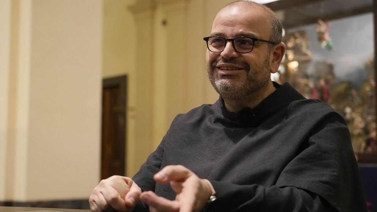 Глава итальянского комитета по искусственному интеллекту (ИИ), францисканский монах Паоло Бенанти, который также является консультантом Ватикана, обсуждает ИИ с Папой Франциском.