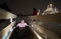 In Russland feiern die Menschen den Dreikönigstag mit einem traditionellen Eisbad. 