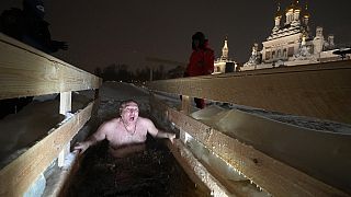 In Russland feiern die Menschen den Dreikönigstag mit einem traditionellen Eisbad. 