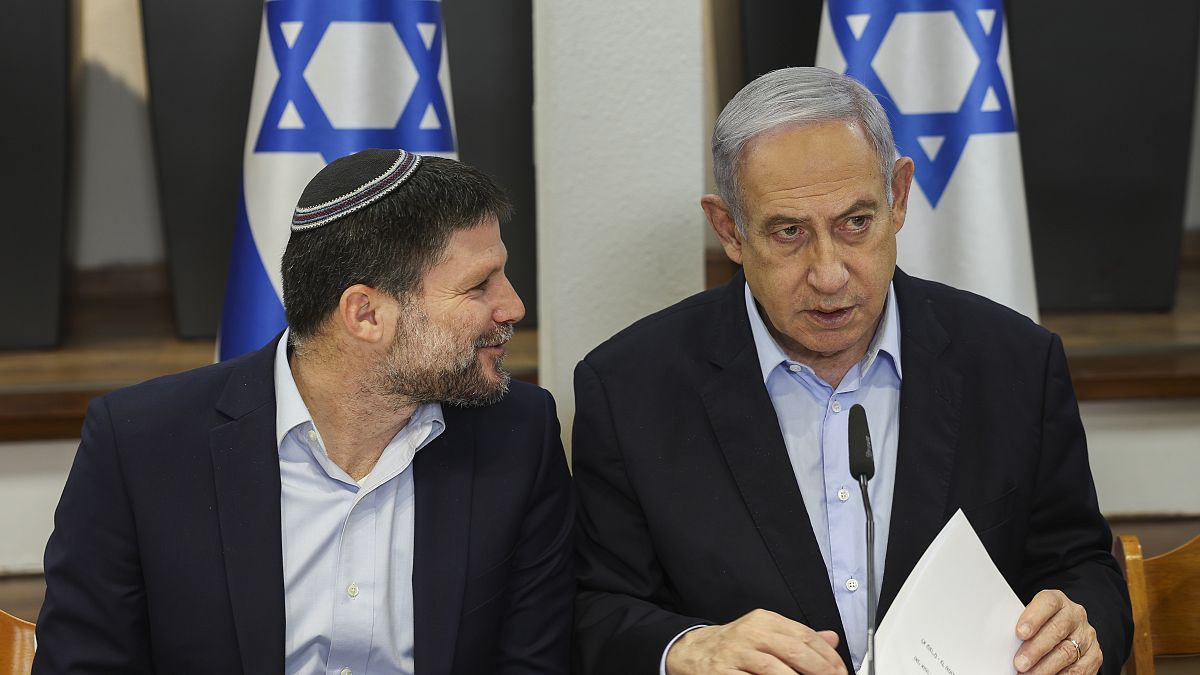 رئيس الوزراء الإسرائيلي بنيامين نتنياهو إلى جانب وزير المالية الإسرائيلي بتسلئيل سموتريتش