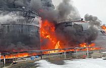 Depósitos de petróleo en llamas después del ataque con dron proveniente de Klintsy, en la región rusa de Briansk, a unos 60 kms de la frontera entre Rusia y Ucrania.