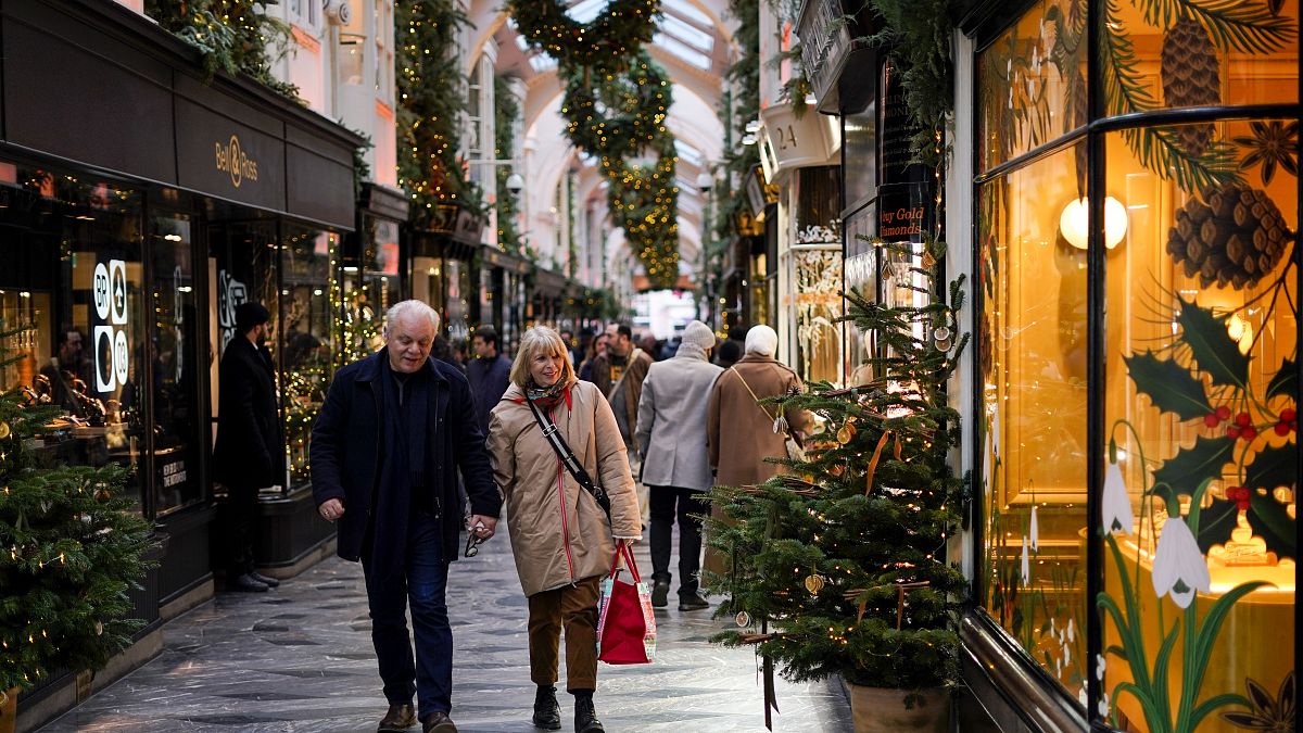 Купувачите в Обединеното кралство стягат кесиите си за Коледа