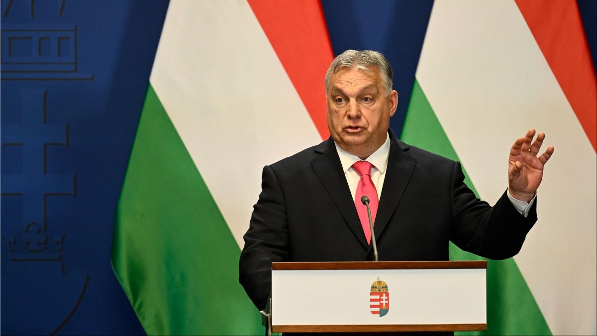 رئيس الوزراء المجري فيكتور أوربان يتحدث خلال مؤتمر صحفي مع رئيس وزراء سلوفاكيا روبرت فيكو في دير الكرمليت في بودابست، المجر، الثلاثاء 16 يناير 2024