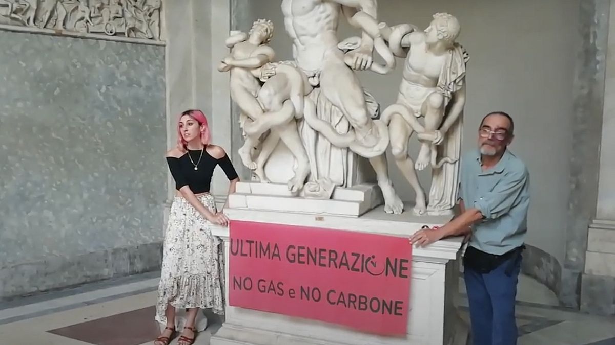 Due membri di Ultima Generazione hanno incollato le mani al gruppo scultoreo "Laocoonte e suoi figli" nei Musei Vaticani di Roma (18 agosto del 2022)