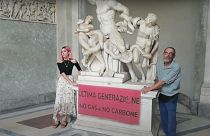 Due membri di Ultima Generazione hanno incollato le mani al gruppo scultoreo "Laocoonte e suoi figli" nei Musei Vaticani di Roma (18 agosto del 2022)