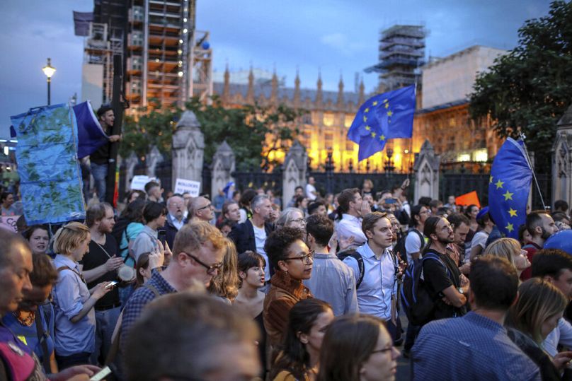Brexit-ellenes tüntetők a londoni Parlament épülete előtt 2019-ben