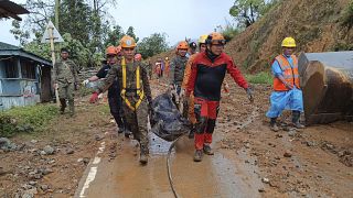 Fotografía proporcionada por el Municipio de Moncayo (Filipinas) que muestra a los equipos de rescate cargando el cuerpo de una de las víctimas del deslizamiento de tierra