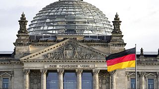 Alman Meclisi'nin üzerinde dalgalanan Almanya bayrağı
