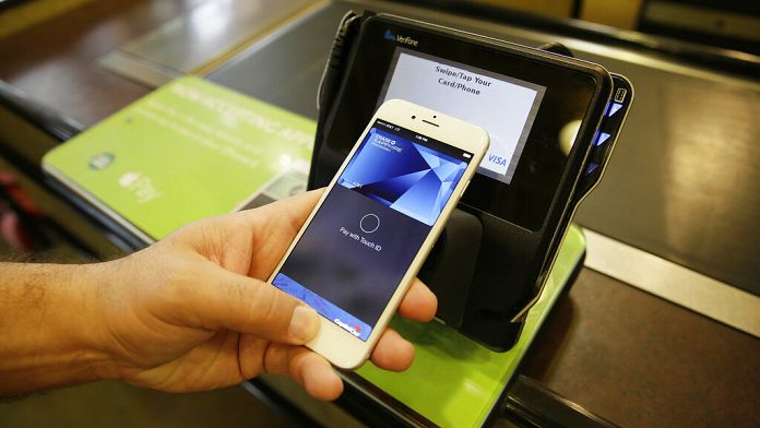 Apple, under Brussels pressure, agrees to open up iPhone payments thumbnail
