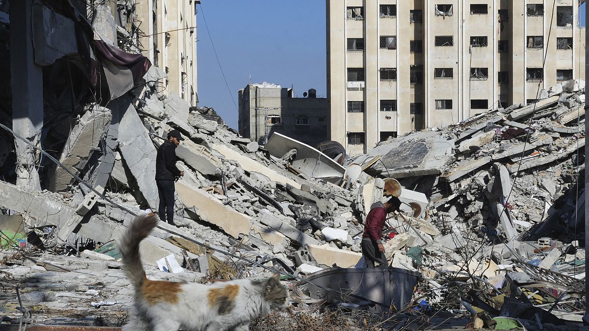 Edificaciones destruidas este viernes después de un bombardeo israelí en el campo de refugiados de Nusseirat, en la Franja de Gaza