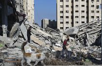 Edificaciones destruidas este viernes después de un bombardeo israelí en el campo de refugiados de Nusseirat, en la Franja de Gaza