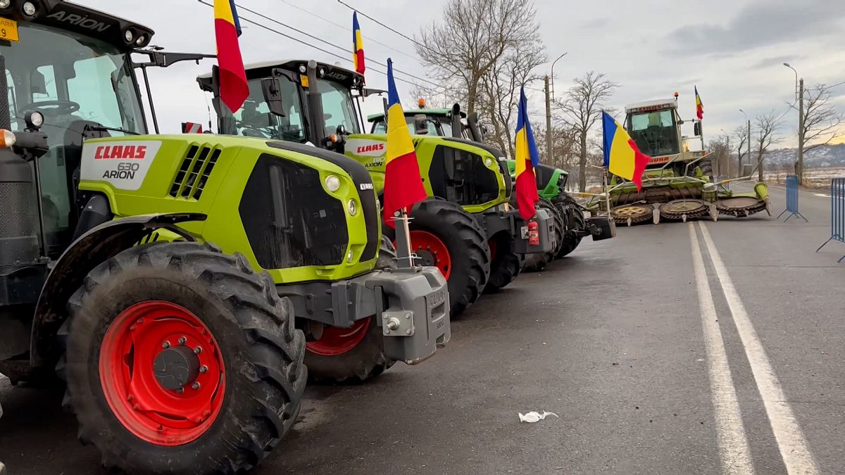 Traktoren an der Grenze zwischen Rumänien und der Ukraine