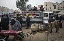فلسطينيون نازحون بسبب القصف الإسرائيلي لقطاع غزة يصلون إلى مخيم مؤقت في منطقة المواصي، 28 ديسمبر، 2023.