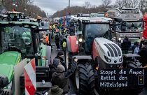 مزارعون يحملون جرارات يصلون للاحتجاج في المنطقة الحكومية في برلين، ألمانيا، 15 يناير 2024.