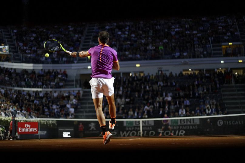 L'Espagnol Rafa Nadal renvoie la balle pendant son match contre l'Américain Jack Sock lors de leur rencontre à l'Open d'Italie de tennis, à Rome.
