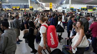 Yolcular Londra'daki Heathrow Havalimanı'nda güvenlik kuyruğunda bekliyor.