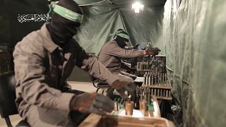 هذه الصورة من الفيديو الذي نشرته حماس في 20 ديسمبر 2023، تهدف إلى إظهار مقاتلي حماس يستخدمون معدات ميكانيكية لصنع نسخ محلية خاصة بهم من AM-50 صياد،