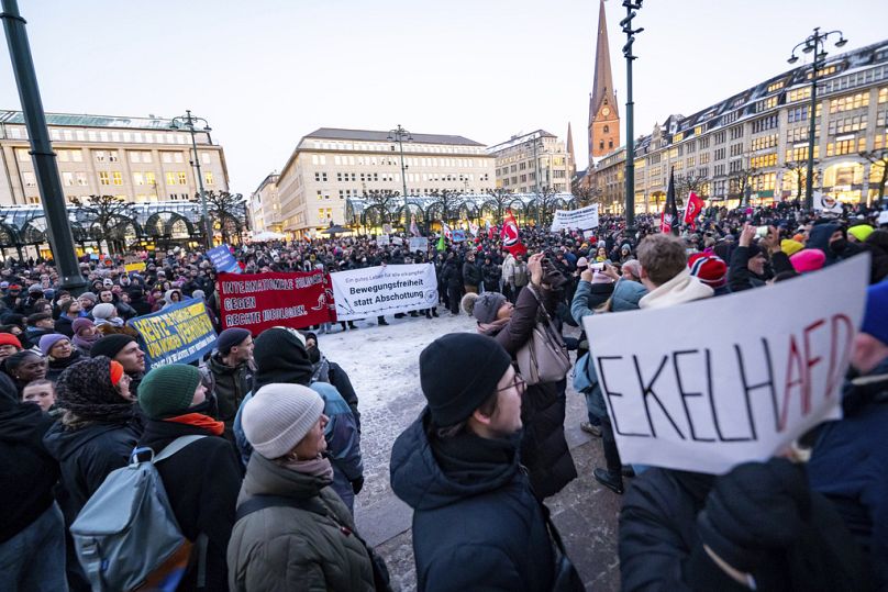 In Hamburg wurde die Kundgebung aus Sicherheitsgründen abgebrochen. Es kamen mehr Menschen, um gegen rechts zu protestieren als ursprünglich erwartet.