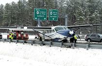 Imagen de la avioneta en la carretera.