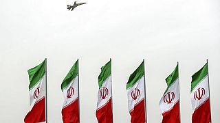 Un caza sobrevuela banderas iraníes durante el desfile del ejército en Teherán