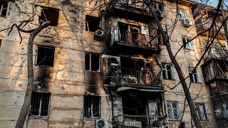 Megrongálódott lakóépület egy éjszakai orosz dróntámadás helyszínén, a dél-ukrajnai Odesszában 2024. január 17-én. 
