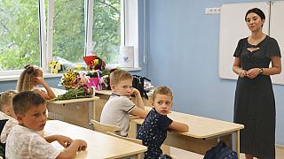 Gyerekek egy mariupoli iskolában 2022. szeptember 1-én